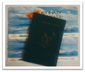 Paspor dan tiket pesawat sebagai alat bantu